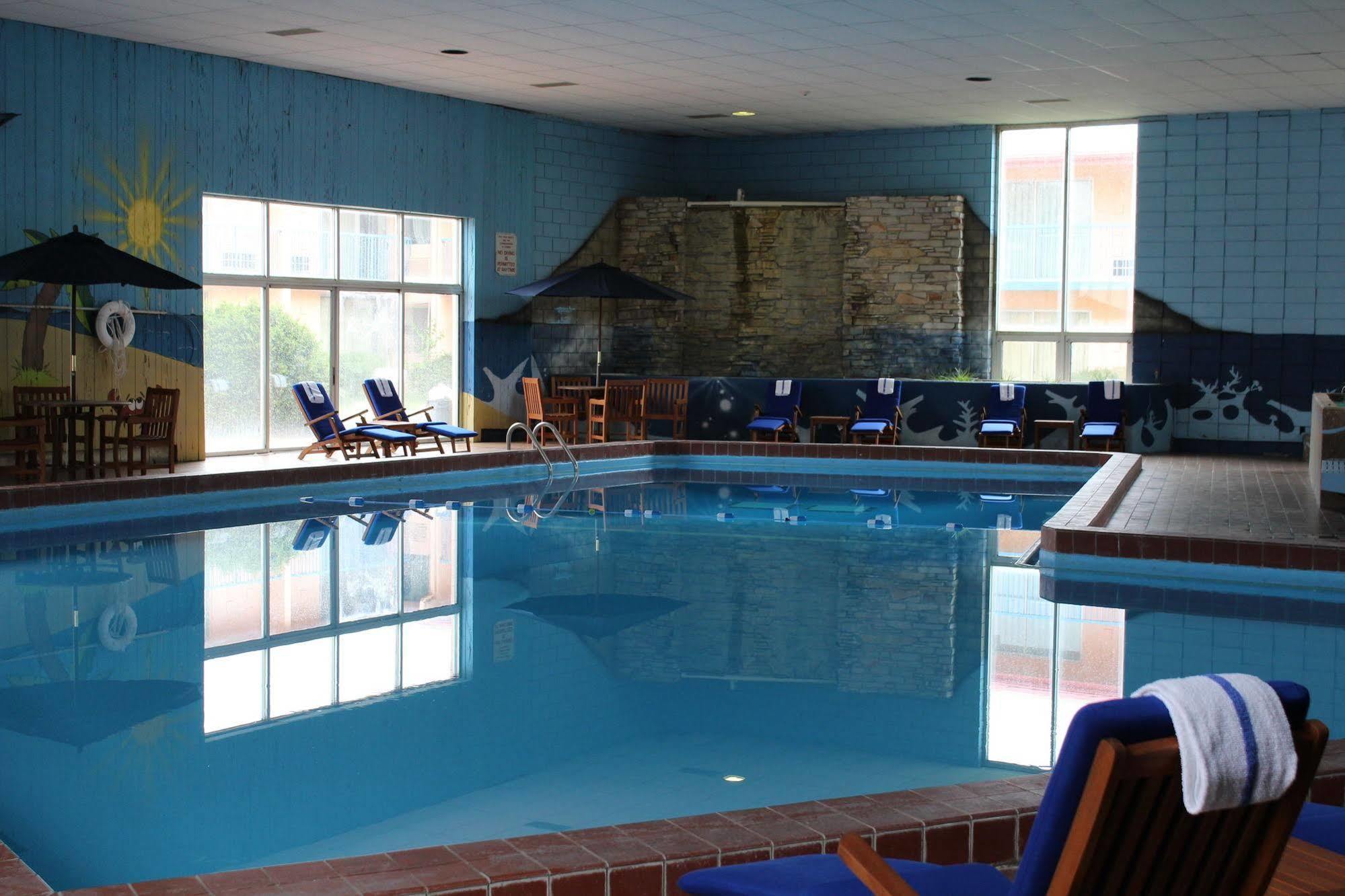 Rodeway Inn & Suites ロックフォード エクステリア 写真